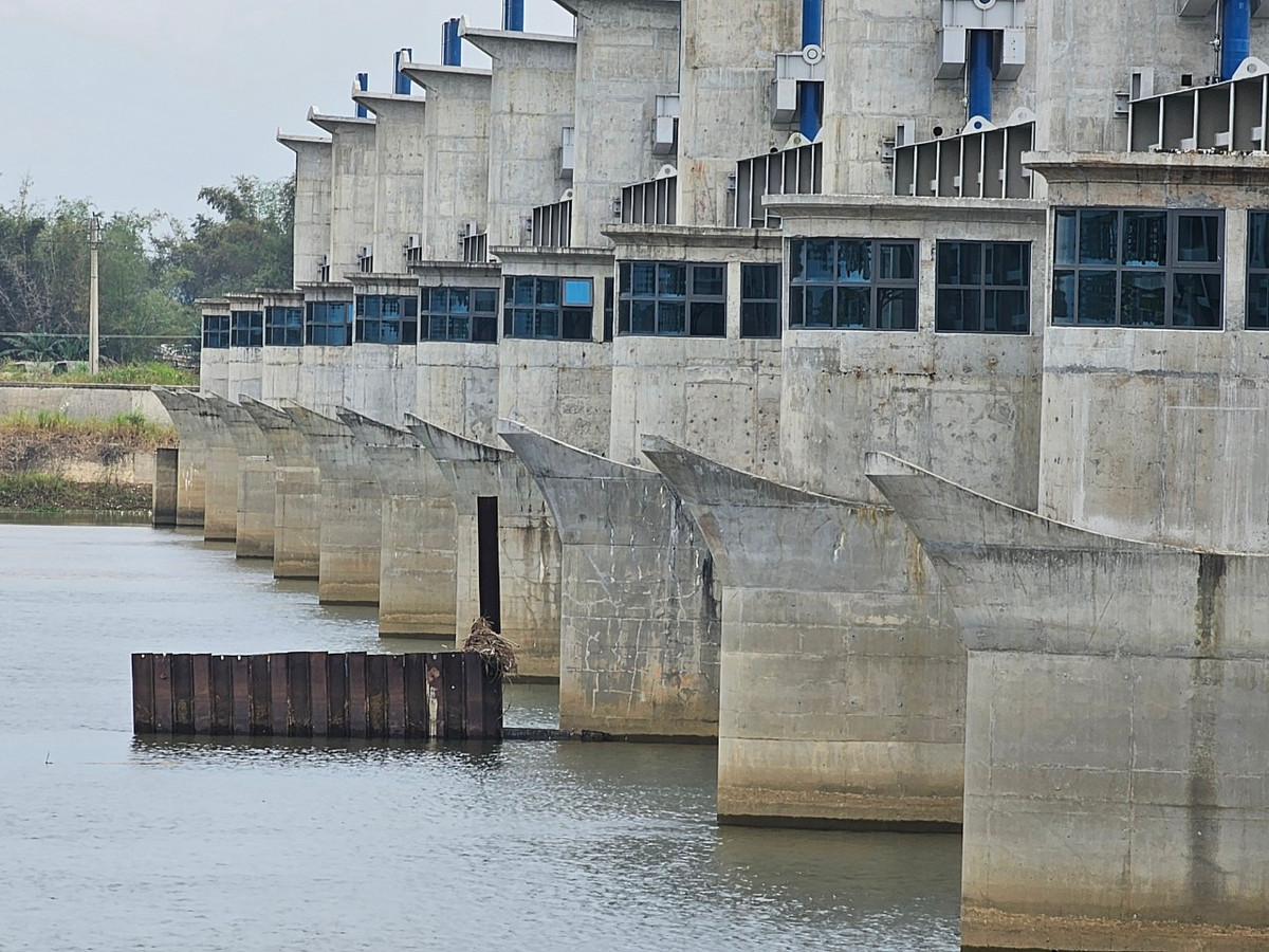 Đây là công trình thủy lợi kết hợp giao thông quy mô lớn trên địa bàn tỉnh Quảng Ngãi, với tổng mức đầu tư 1.498 tỷ đồng. Theo kế hoạch ban đầu, thời gian thực hiện dự án từ năm 2018 - 2021.