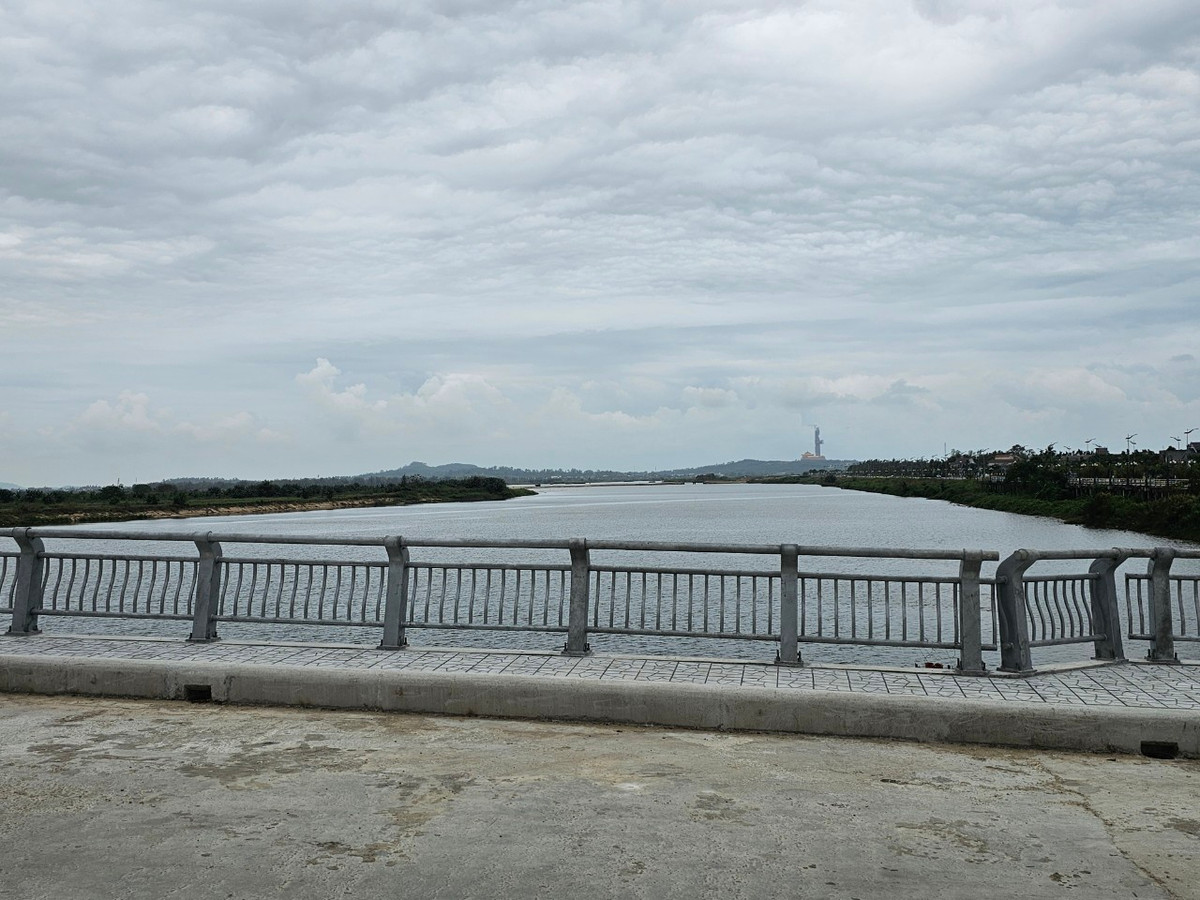 Theo quy hoạch, sông Trà Khúc được chọn làm trục cảnh quan chủ đạo để phát triển đô thị thành phố Quảng Ngãi trong tương lai. Dự án Đường Hoàng Sa - Dốc Sỏi, có tổng mức đầu tư lên đến 3.500 tỷ đồng vừa được khởi công vào cuối tháng 12/2023, cũng sẽ kết nối với đường Hoàng Sa tại nút giao đầu cầu đập dâng Trà Khúc.