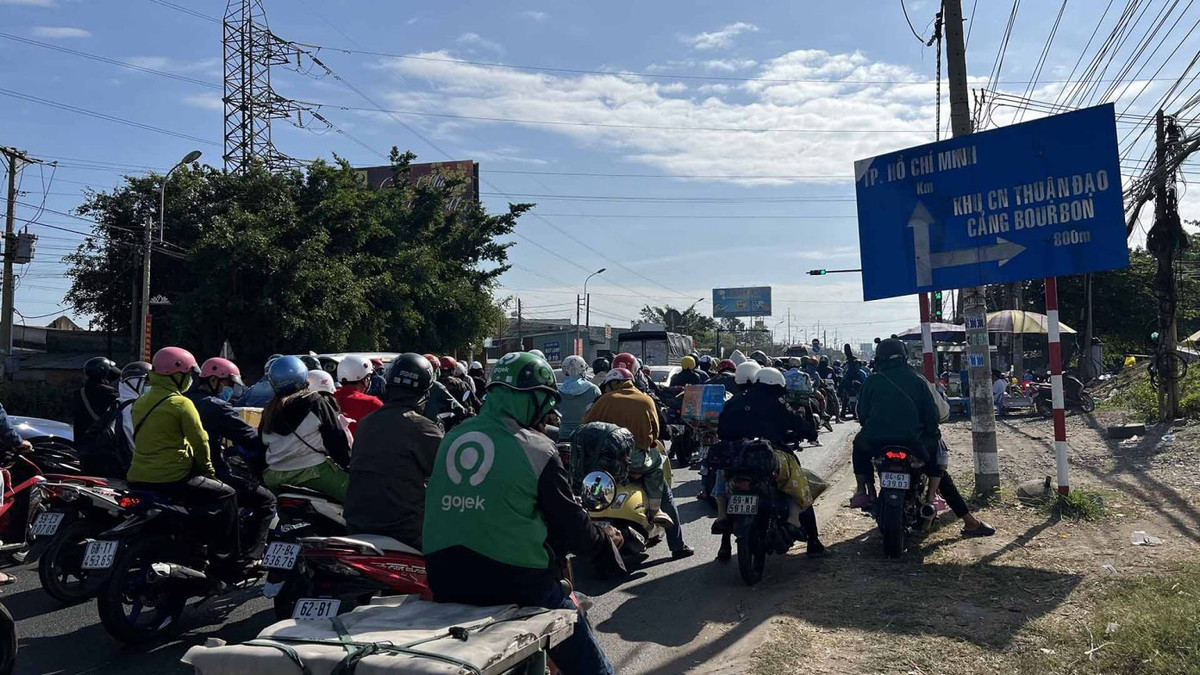 Một số thời điểm, dòng xe ùn tắc nhẹ tại khu vực thị trấn Bến Lức, Long An. Ở chiều ngược lại, giao thông từ TP HCM về miền Tây khá thông thoáng. Ảnh: Vân Anh.