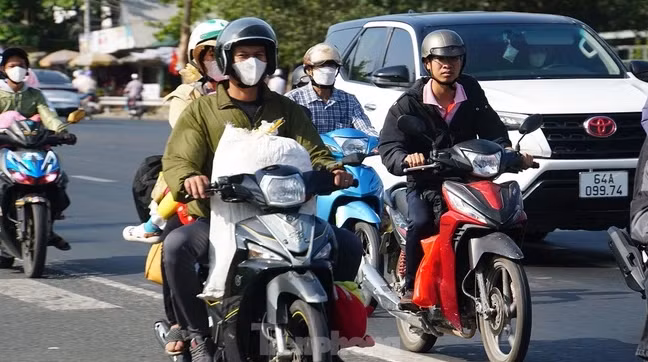 Người dân miền Tây trở lại TP HCM sau kỳ nghỉ Tết Nguyên đán Giáp Thìn 2024, chở theo nhiều vật dụng cần thiết. Ảnh: Vân Anh.