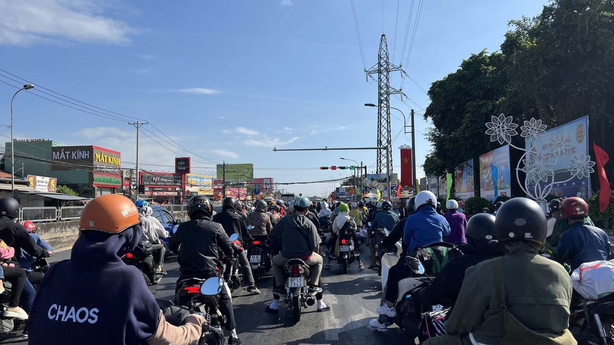 Ngày 14/2 (mùng 5 Tết), người dân chạy xe máy, ô tô chen chúc nhau trở lại TP HCM sau ngày nghỉ cuối cùng.