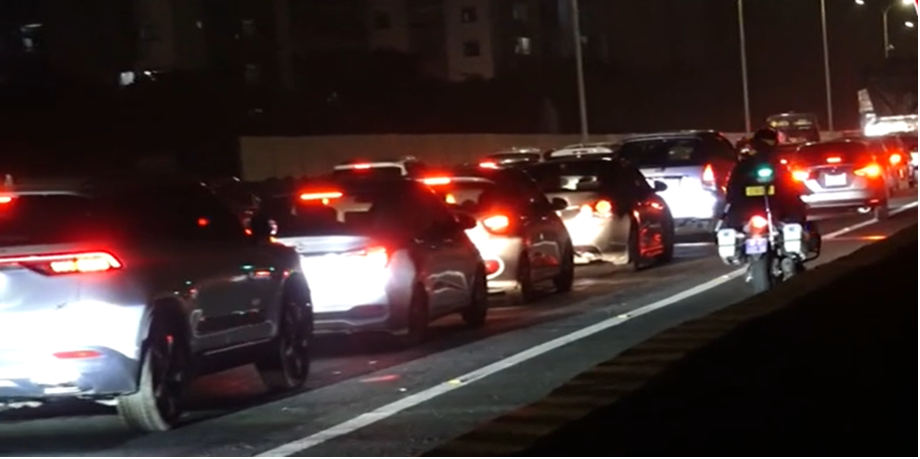 Đội Tuần tra kiểm soát đường bộ cao tốc số 3 (Cục CSGT, Bộ Công an) đã huy động 100% cán bộ, chiến sĩ trong đơn vị, đồng thời sử dụng mô tô chuyên dụng để tuần lưu, kịp thời giải quyết sự cố ùn tắc.