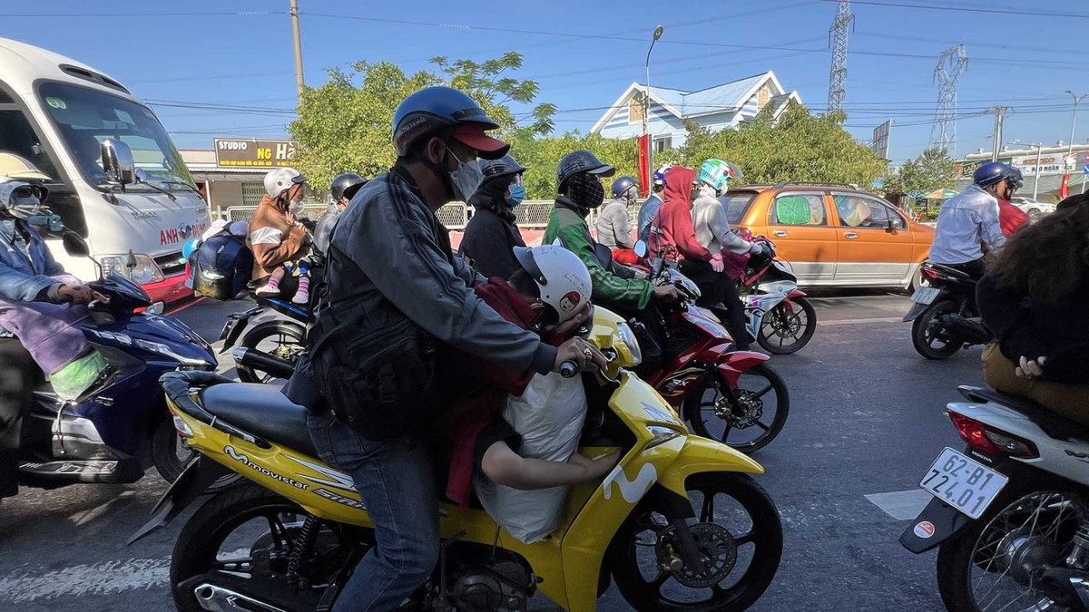 Trẻ em ngủ trên xe vì hành trình dài trở lại thành phố trong điều kiện thời thiết nắng nóng. Ảnh: Vân Anh.