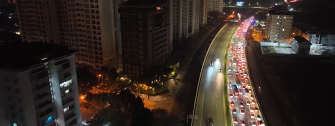 4 hàng ô tô nối đuôi nhau lên đường Vành đai 3 trên cao vào trung tâm thành phố Hà Nội. 