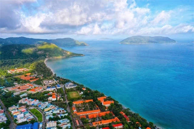 Đáng chú ý, trước đó Travel Leisure còn nhận định Côn Sơn chính là “một trong những hòn đảo bí ẩn và tốt nhất thế giới”. Còn Lonely Planet thì xếp Côn Đảo vào top 10 điểm đến hấp dẫn nhất châu Á, ca ngợi đây là thiên đường.