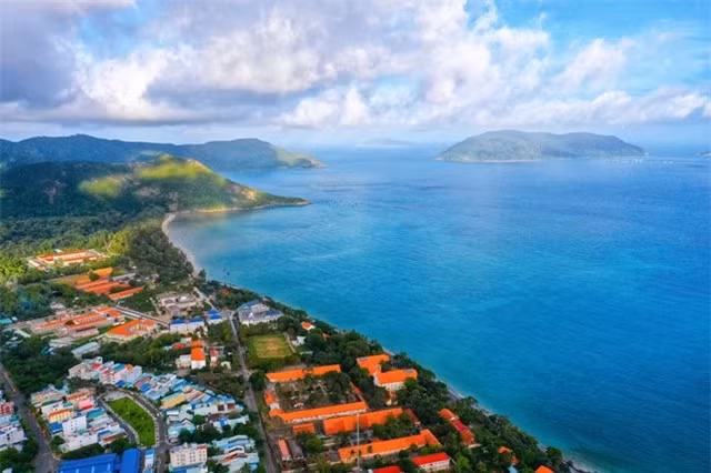 Đáng chú ý, trước đó Travel Leisure còn nhận định Côn Sơn chính là “một trong những hòn đảo bí ẩn và tốt nhất thế giới”. Còn Lonely Planet thì xếp Côn Đảo vào top 10 điểm đến hấp dẫn nhất châu Á, ca ngợi đây là thiên đường.