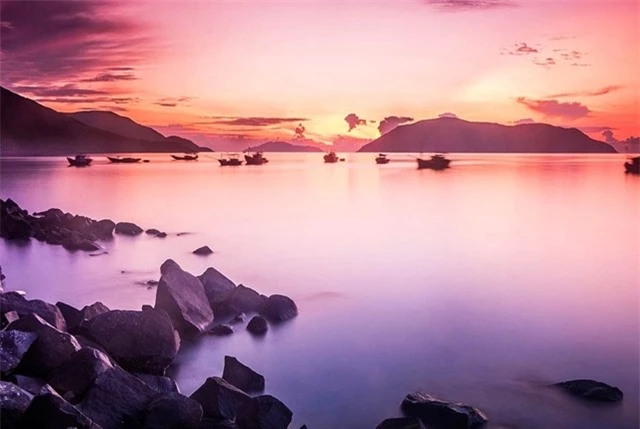 Trong danh sách trên, Côn Sơn sánh vai cùng nhiều địa danh du lịch nổi tiếng thế giới khác như Egremni – Hy Lạp, Hồ Plitvice – Croatia hay Hồ Ngũ Hoa thuộc Vườn quốc gia Jiuzhaigou – Trung Quốc.