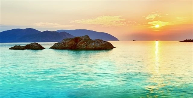 Côn Sơn còn có tên gọi khác là Côn Lôn, Phú Hải, là đảo lớn nhất trong quần đảo Côn Đảo. Diện tích của đảo là hươn 51 km2.