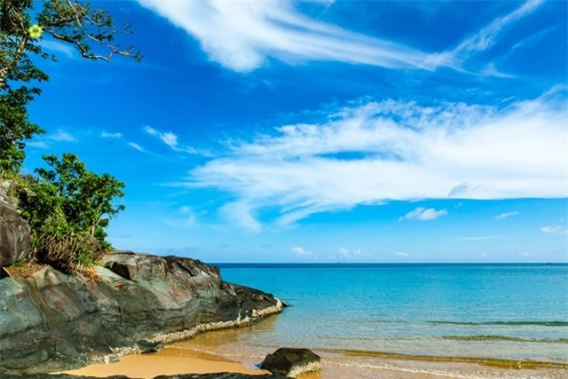 Côn Sơn có vẻ đẹp bình yên với màu nước biển xanh ngọc, trải dài cạnh bãi cát phẳng, mịn. Thêm vào đó là rạn san hô rực rỡ, tuyệt đẹp. Báo chí nước ngoài viết về hòn đảo này của Việt Nam bằng rất nhiều mỹ từ. Họ đánh giá đây là hòn đảo được thiên nhiên ưu đãi cho vẻ đẹp mê hồn.