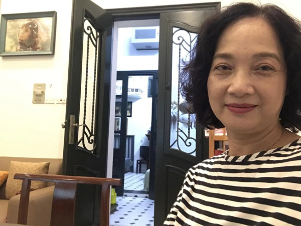 Hôn nhân của họ trôi qua trong êm đềm suốt nhiều năm qua. Ở tuổi xế chiều, ngoài tận lực cống hiến cho nghề, NSND Lê Khanh còn có cuộc sống bình dị trong căn nhà nhỏ ở phố An Dương Vương (Tây Hồ).