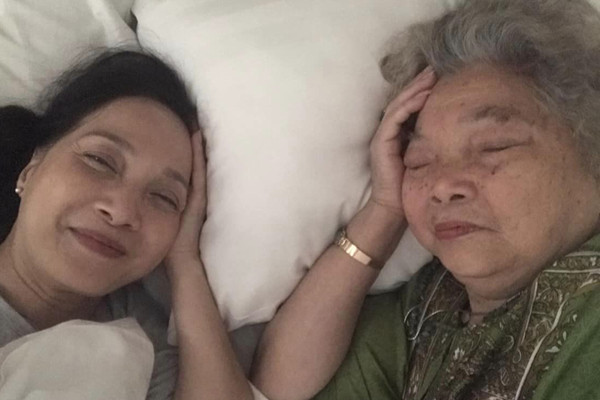 Chị ở căn nhà này để gần gũi chăm sóc mẹ già - nghệ sĩ Lê Mai. Trên trang cá nhân, mỹ nhân Hà thành thuở nào vẫn khoe ảnh chụp cùng mẹ.