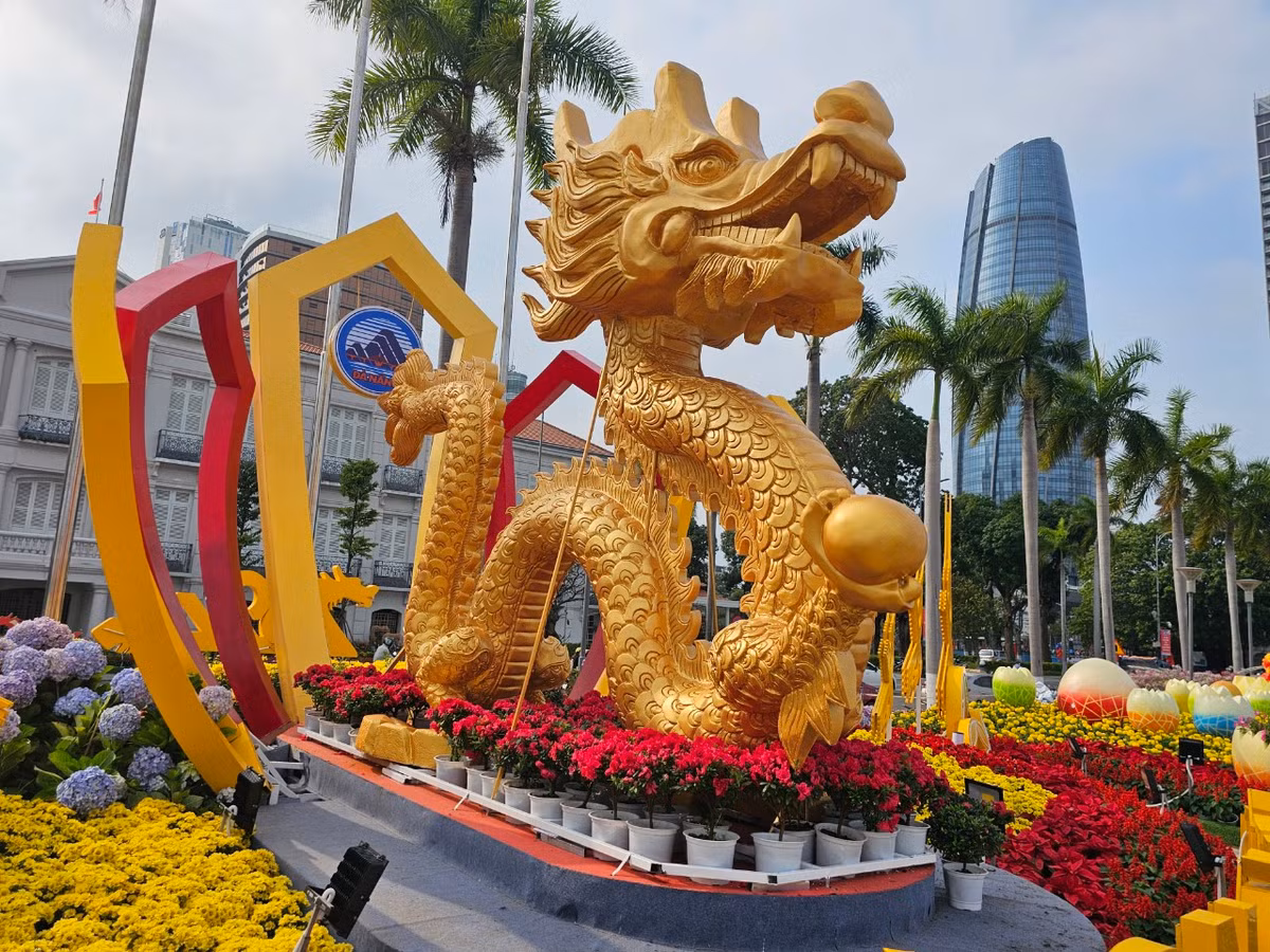 Linh vật rồng hoành tráng được đặt tại cụm tiểu cảnh trước số 42 Bạch Đằng, gần trung tâm hành chính thành phố Đà Nẵng.