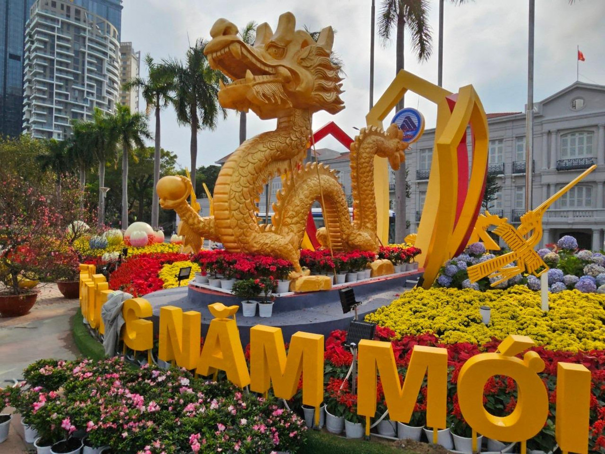 Linh vật rồng gợi ký ức về thời vua Hùng dựng nước, hình ảnh đàn chim lạc bay lên thể hiện khát vọng vươn cao, vươn xa của thành phố.