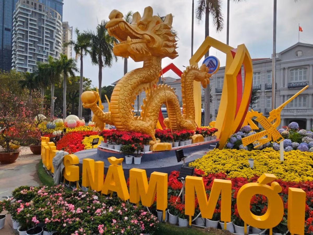 Linh vật rồng gợi ký ức về thời vua Hùng dựng nước, hình ảnh đàn chim lạc bay lên thể hiện khát vọng vươn cao, vươn xa của thành phố.