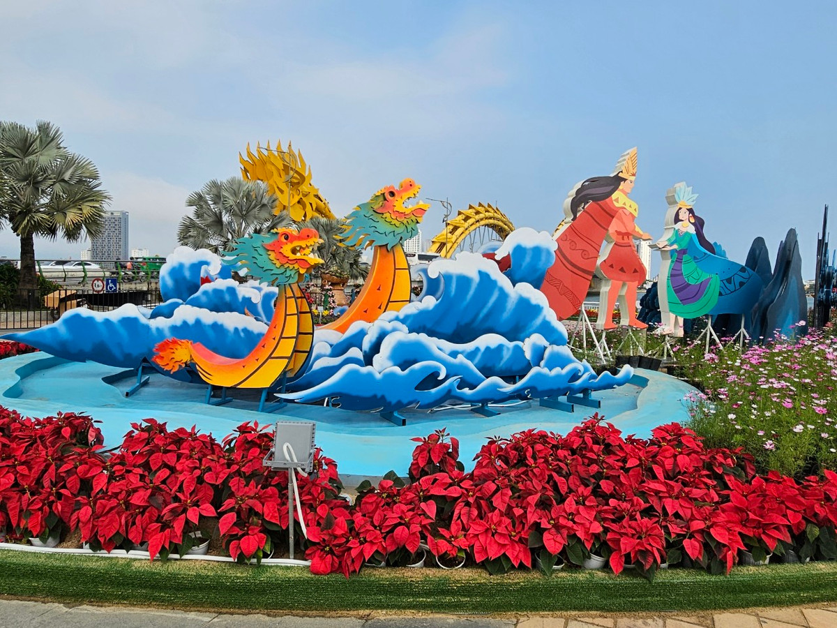 Tại các cụm tiểu cảnh, linh vật rồng được thiết kế cách điệu với nhiều hình dáng tư thế, vừa uy nghiêm, mạnh mẽ, vừa có sự gần gũi phù hợp với văn hóa Việt.