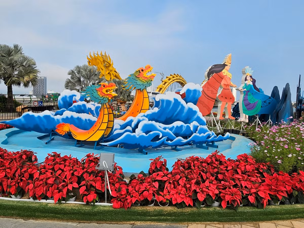 Tại các cụm tiểu cảnh, linh vật rồng được thiết kế cách điệu với nhiều hình dáng tư thế, vừa uy nghiêm, mạnh mẽ, vừa có sự gần gũi phù hợp với văn hóa Việt.