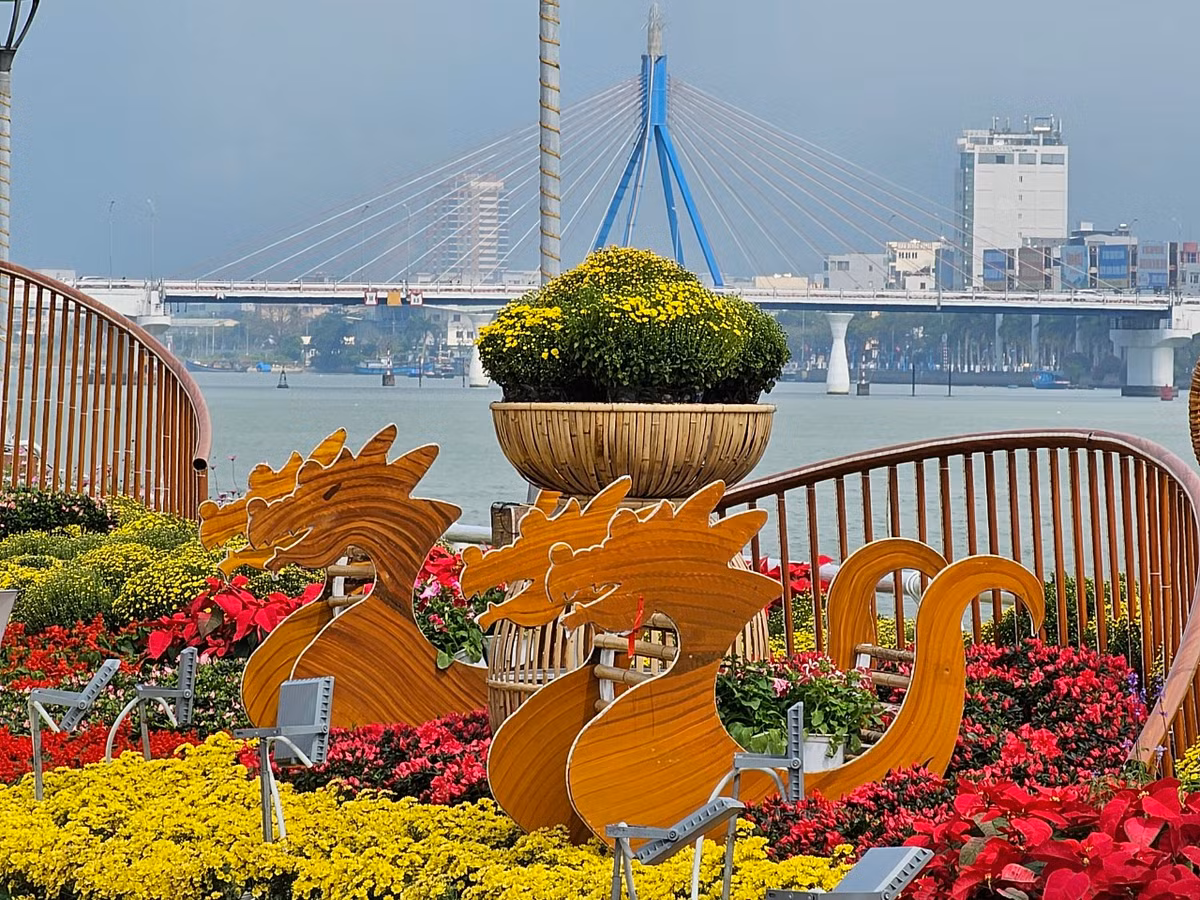 Hình ảnh linh vật rồng trở thành điểm nhấn độc đáo trên đường hoa Tết Đà Nẵng.