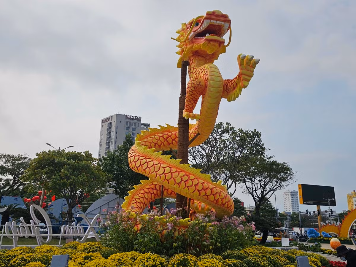 Thần thái uy nghiêm của linh vật rồng khu vực đường hoa phía Tây cầu Rồng.