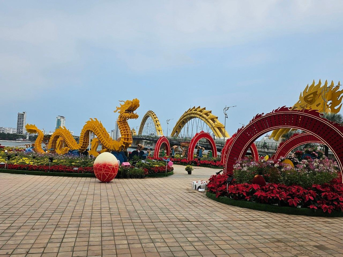 Nổi bật là linh vật rồng bay được mô phỏng theo thiết kế của cầu Rồng, với màu vàng đặc trưng và thiết kế khớp nối độc đáo.