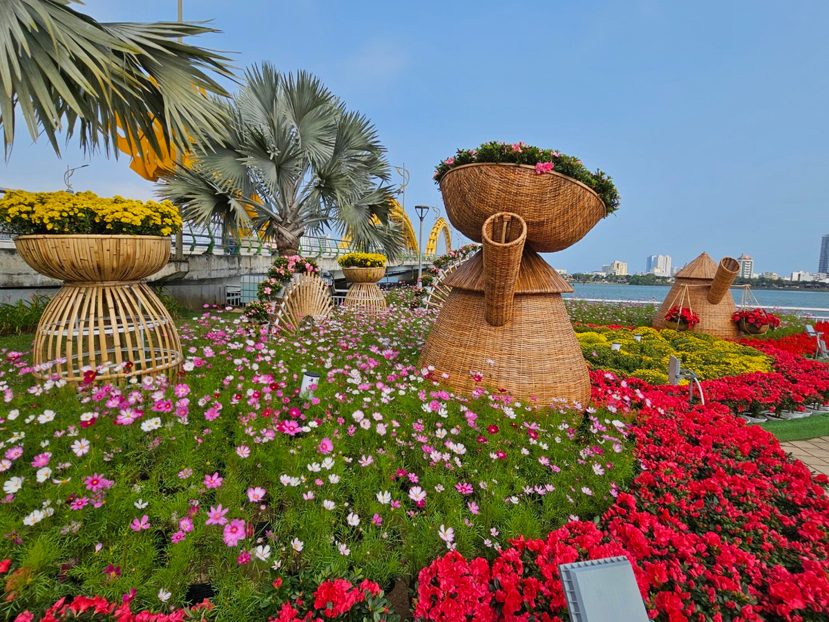 Các không gian, tiểu cảnh tại đường hoa Tết thu hút nhiều người dân, du khách đến check-in.