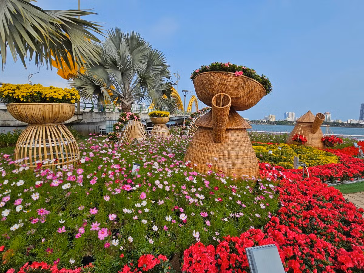 Các không gian, tiểu cảnh tại đường hoa Tết thu hút nhiều người dân, du khách đến check-in.