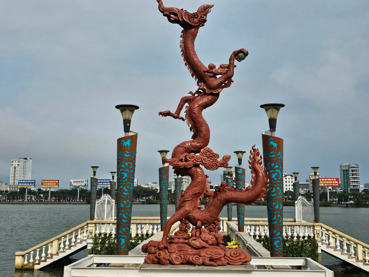 Tượng Rồng thời Lý với thế "rồng thăng" bằng gốm Bát Tràng cao 5,0m tại đường hoa Tết Đà Nẵng (khu vực trên cầu chữ T trước số 42 đường Bạch Đằng).