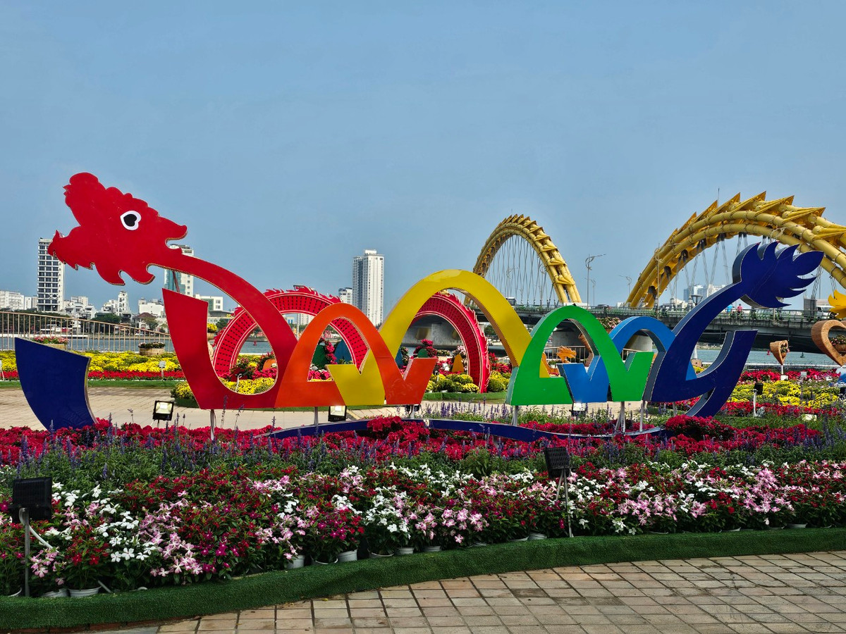 Một hình ảnh linh vật rồng được thiết kế cách điệu tạo điểm nhấn bắt mắt.