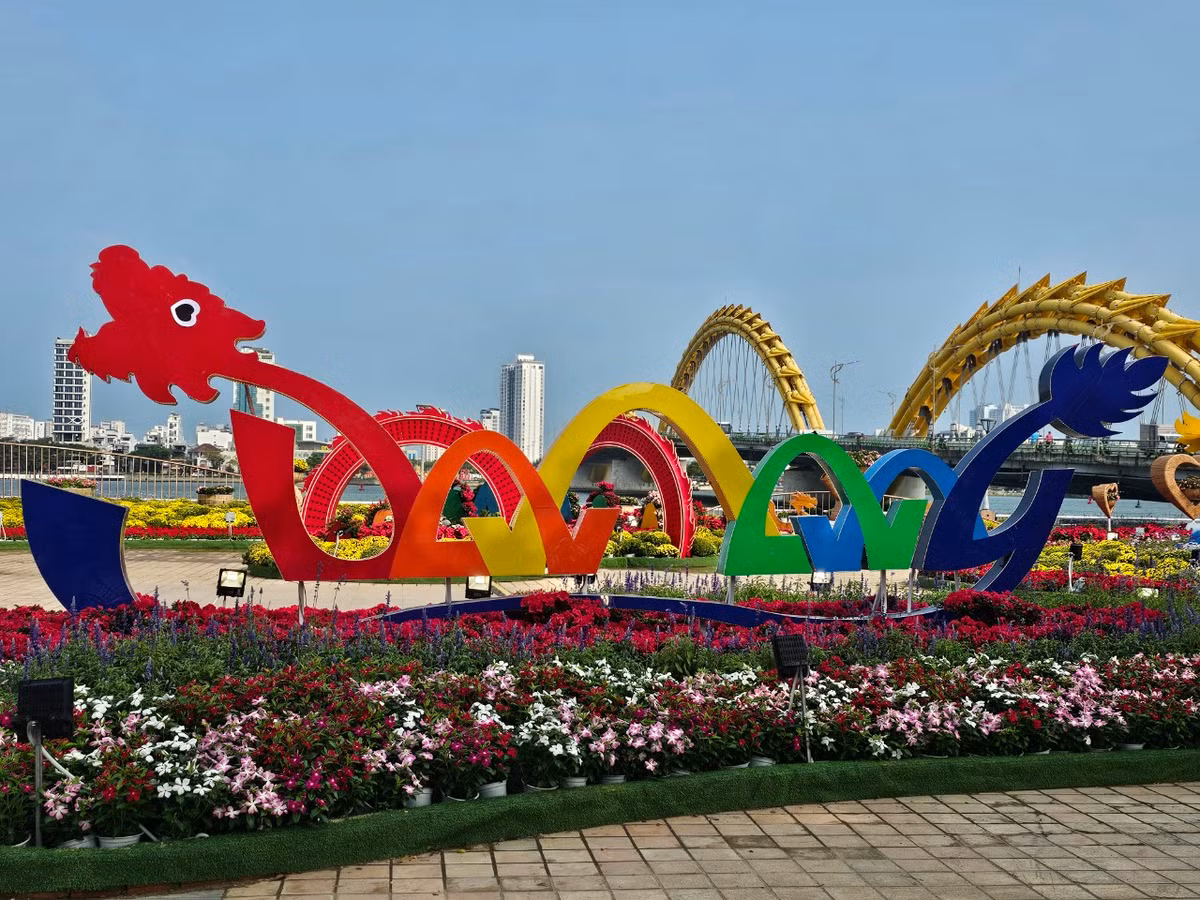 Một hình ảnh linh vật rồng được thiết kế cách điệu tạo điểm nhấn bắt mắt.