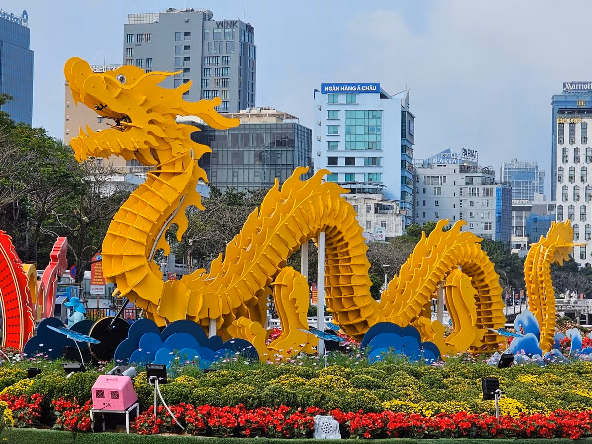 Khác với các linh vật rồng đình đám trên mạng xã hội thời gian qua như rồng TP HCM, rồng Quảng Trị, rồng Bình Định, rồng Quảng Nam, rồng Phú Yên,...linh vật "rồng con" uốn lượn kết hợp hiệu ứng phun lửa, phun nước tại đường hoa Đà Nẵng được xem là một "hiện tượng" trên đường đua linh vật rồng năm nay.