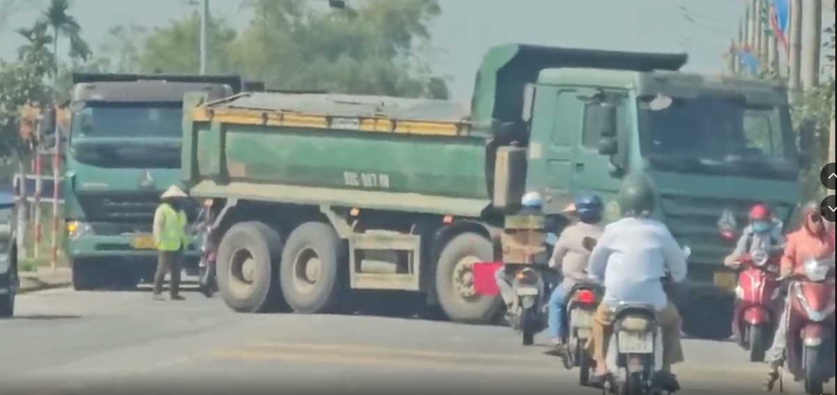 Điều đáng nói, với lưu lượng phương tiện tham gia giao thông đông, nguy cơ gây mất an toàn giao thông nghiêm trọng. Chưa kể, khu vực này đang thi công dự án Khu dân cư Điện An giai đoạn 2. Với lưu lượng phương tiện san lấp mặt bằng số lượng quá nhiều đã làm ảnh hưởng đến giao thông. Trong ảnh: Xe đang rẽ vào để đổ đất cho dự án khu dân cư Điện An làm ách tắc giao thông cục bộ, nguy cơ gây tai nạn giao thông trên ĐT 609.