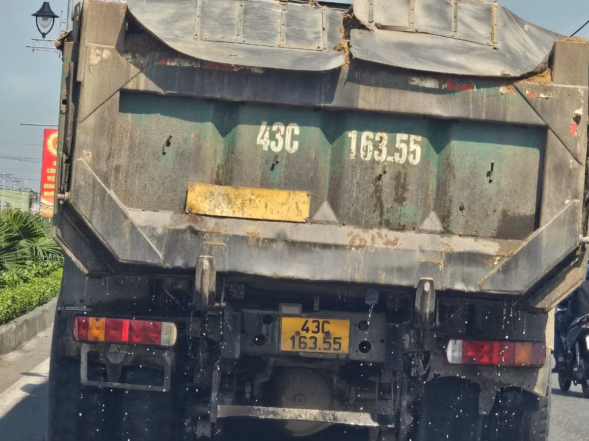 Ghi nhận thực tế trên đường ĐT 609, lúc 10h30, ngày 19/2 xe biển kiểm soát 43C- 158.84, 43C- 163.55 và 13h30 xe 92C- 091.20, 43C- 123.33, chở cát rơi vãi, chảy nước tràn xuống đường có dấu hiệu quá tải đang lưu thông theo hướng ĐT 609 ra quốc lộ 1A cũ. 