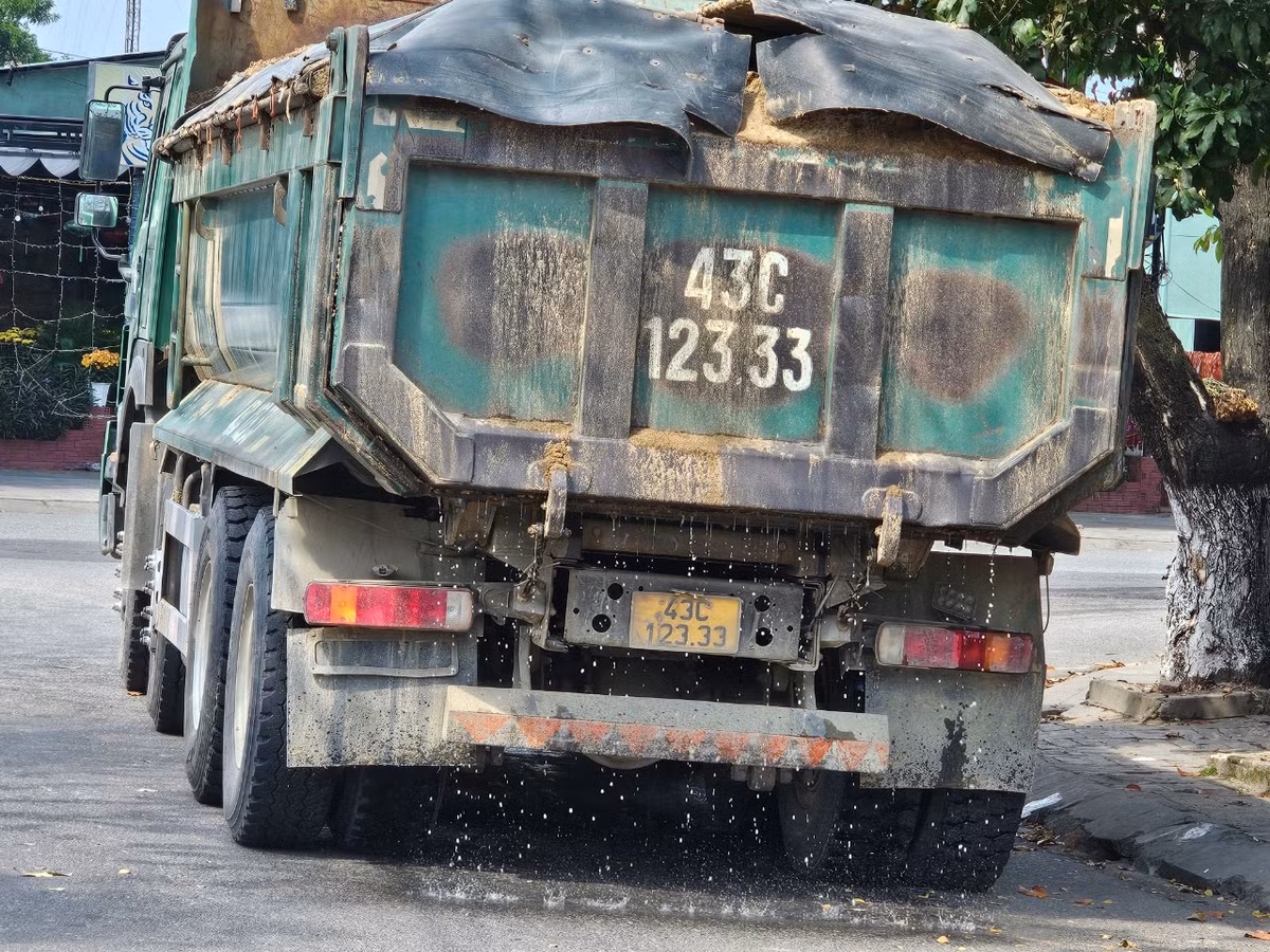 Qua quan sát, chúng tôi thấy xe chở vật liệu ra vào công trình làm ách tắc giao thông cục bộ, nguy cơ tai nạn giao thông có thể xảy ra bất cứ lúc nào trên đoạn đường ĐT 609. Anh N.T. D tham gia giao thông thường xuyên qua khu vực này cho biết: “ Xe chạy nhanh còn chở cát ướt rơi vãi đầy đường làm bay bụi vào mắt, rất nguy hiểm cho người tham gia giao thông. Các cơ quan chức năng cần có những biện pháp cụ thể để chấn chỉnh tình hình này”.