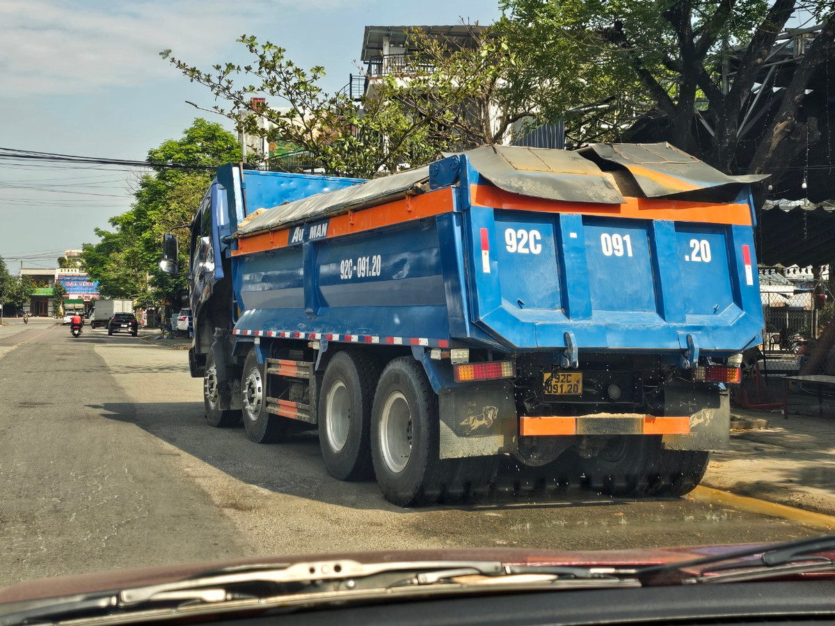 Chị H.A.N bức xúc nói: “Mỗi lần đi trên khu vực này, chúng tôi thấy không yên tâm bởi lưu lượng xe trọng tải lớn nối đuôi nhau chạy, chảy nước kéo theo cát ước xuống đường, làm ảnh hưởng đến người tham gia giao thông, gây mất an toàn giao thông trên tuyến đường ĐT 609”.