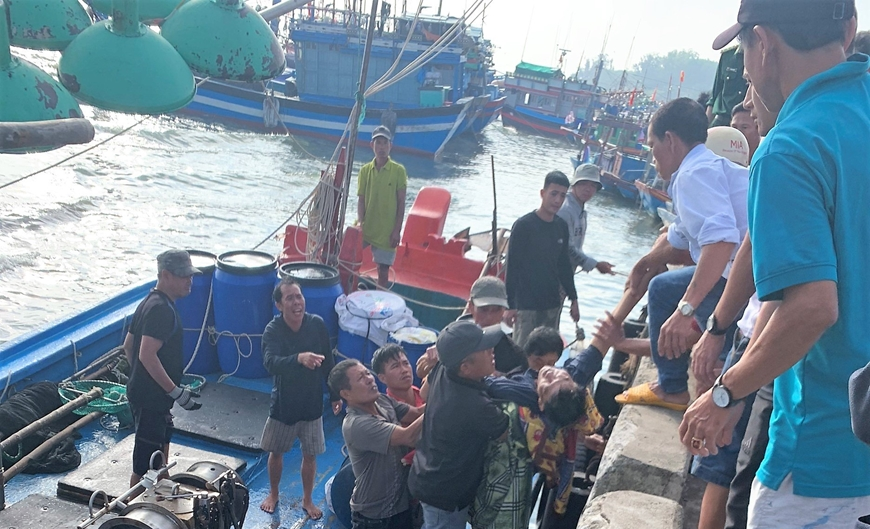 7 ngư dân được cứu vớt đều bị thương, trong đó có 1 người tử vong do vết thương quá nặng.