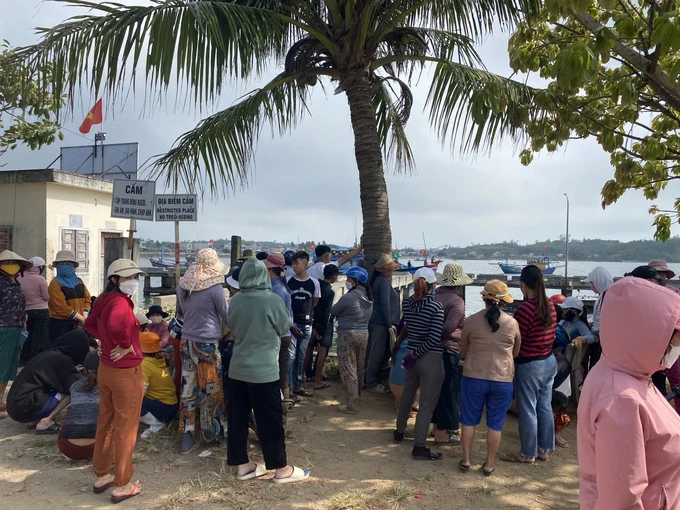 Nhiều người thân đang hướng về phía biển, mong ngóng thông tin về 2 ngư dân mất tích. Cơ quan chức năng đang phối hợp với lực lượng Quân đội và chính quyền địa phương tiếp tục triển khai công tác cứu nạn, cứu hộ đối với 2 trường hợp mất tích và điều tra làm rõ vụ việc.