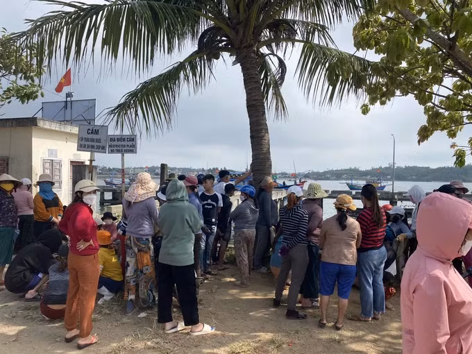 Nhiều người thân đang hướng về phía biển, mong ngóng thông tin về 2 ngư dân mất tích. Cơ quan chức năng đang phối hợp với lực lượng Quân đội và chính quyền địa phương tiếp tục triển khai công tác cứu nạn, cứu hộ đối với 2 trường hợp mất tích và điều tra làm rõ vụ việc.