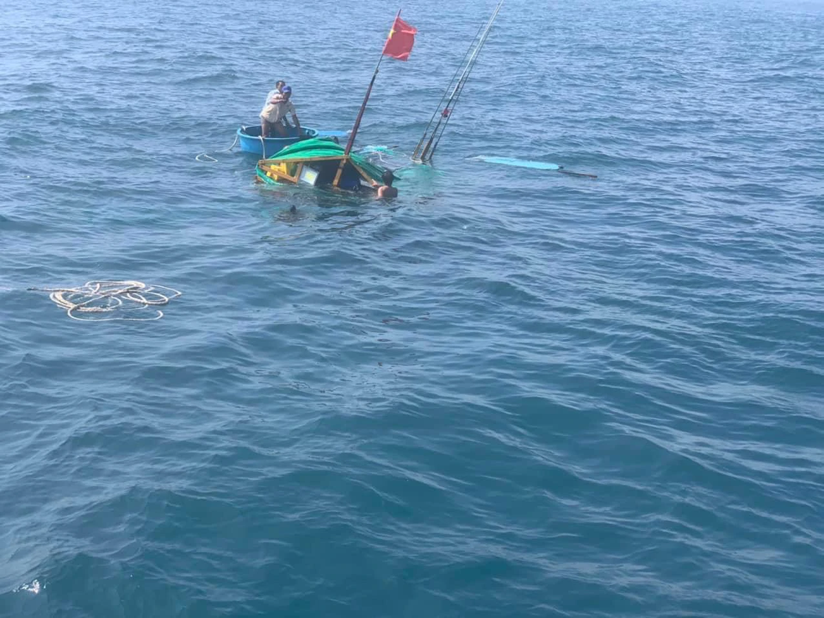 Vụ tai nạn làm chìm tàu cá, 9 ngư dân trôi dạt trên biển.