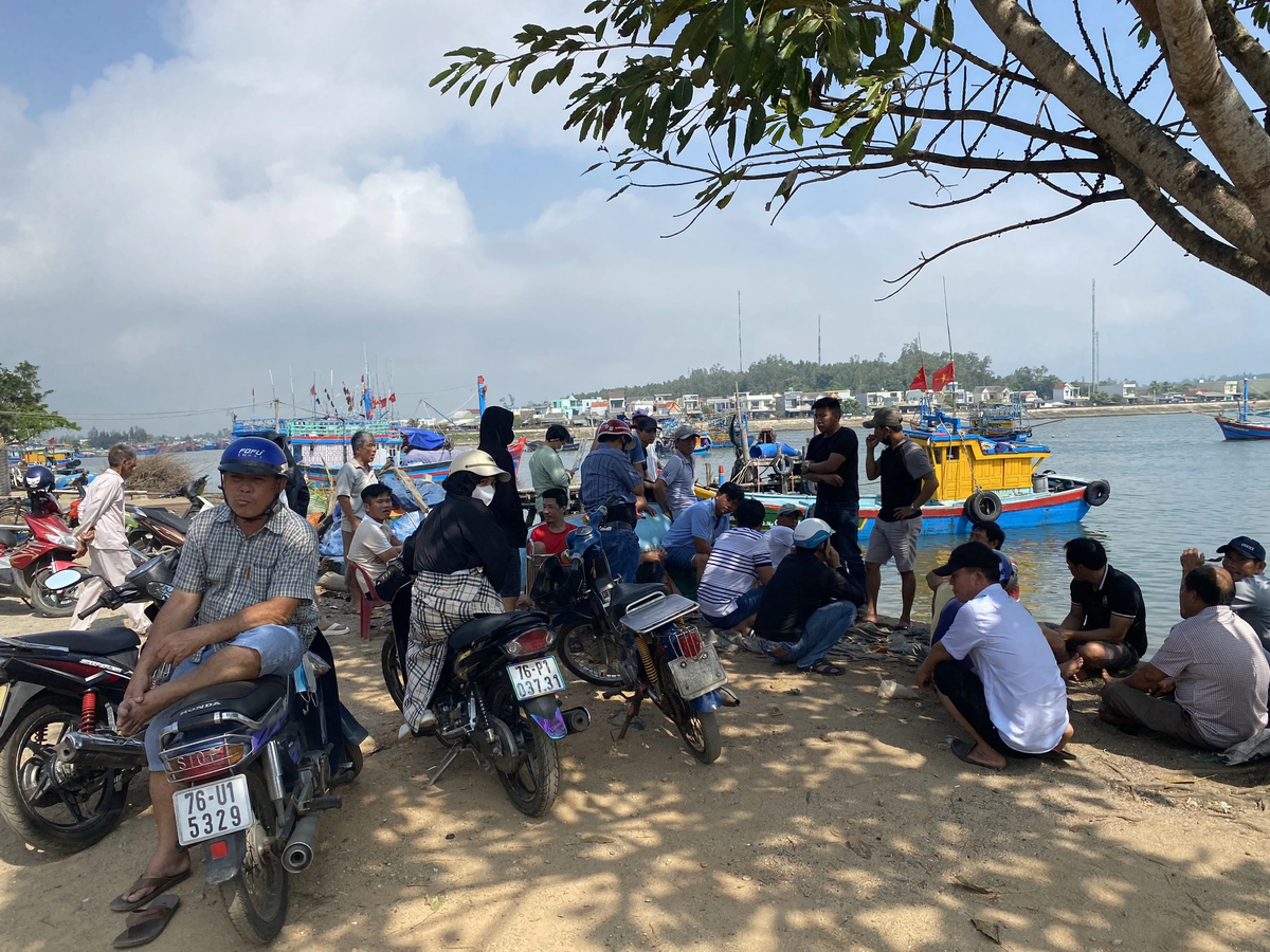 Lực lượng Biên phòng tỉnh Quảng Ngãi đã điều động tàu, thợ lặn phối hợp với ngư dân địa phương tổ chức tìm kiếm 2 ngư dân mất tích.