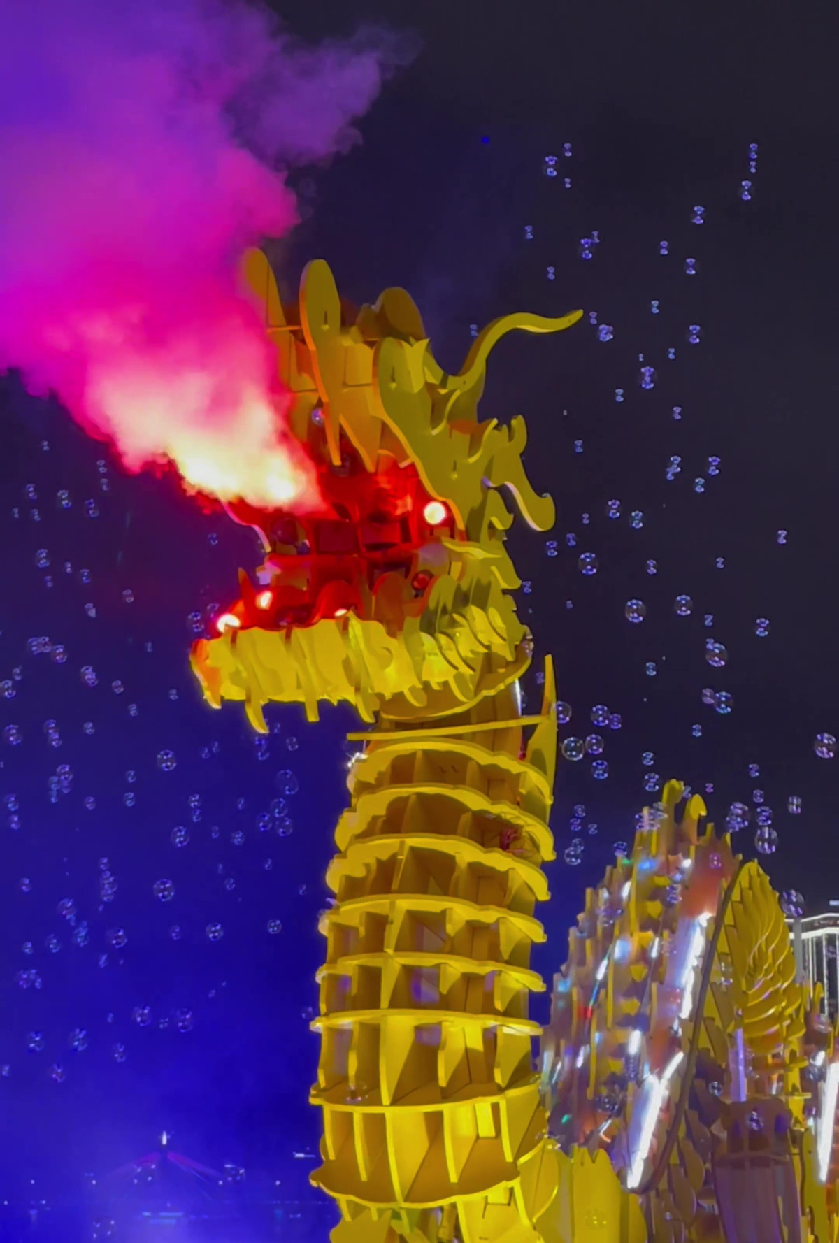 Linh vật "rồng con" uốn lượn kết hợp hiệu ứng phun lửa, phun khói tại đường hoa Đà Nẵng. "Tôi chưa thấy có nơi nào mà linh vật rồng có thể phun lửa, phun khói như thế này, rất hấp dẫn.", anh Phương, một du khách đến từ Quảng Ngãi hào hứng cho biết.