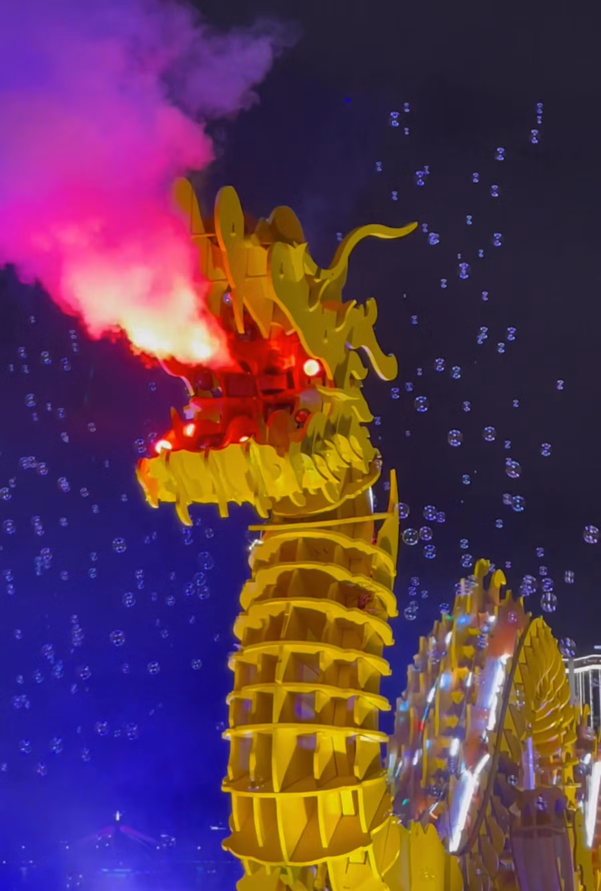 Linh vật "rồng con" uốn lượn kết hợp hiệu ứng phun lửa, phun khói tại đường hoa Đà Nẵng. "Tôi chưa thấy có nơi nào mà linh vật rồng có thể phun lửa, phun khói như thế này, rất hấp dẫn.", anh Phương, một du khách đến từ Quảng Ngãi hào hứng cho biết.