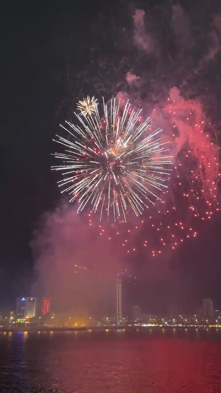 Ở các điểm bắn, thành phố dùng 2.000 quả pháo tầm cao, 120 giàn tầm thấp. Phương pháp trình diễn pháo hoa nghệ thuật không nhạc nền và sử dụng hệ thống bắn FireOne và hệ thống bán tự động bắn pháo hoa L100S. Đêm 10/2, tại Đà Nẵng trời se lạnh, không mưa, phù hợp cho người dân tham gia các hoạt động chào đón giao thừa.