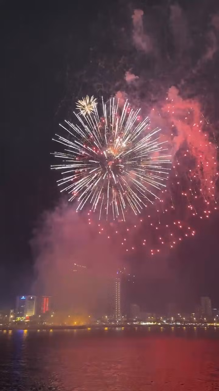 Ở các điểm bắn, thành phố dùng 2.000 quả pháo tầm cao, 120 giàn tầm thấp. Phương pháp trình diễn pháo hoa nghệ thuật không nhạc nền và sử dụng hệ thống bắn FireOne và hệ thống bán tự động bắn pháo hoa L100S. Đêm 10/2, tại Đà Nẵng trời se lạnh, không mưa, phù hợp cho người dân tham gia các hoạt động chào đón giao thừa.