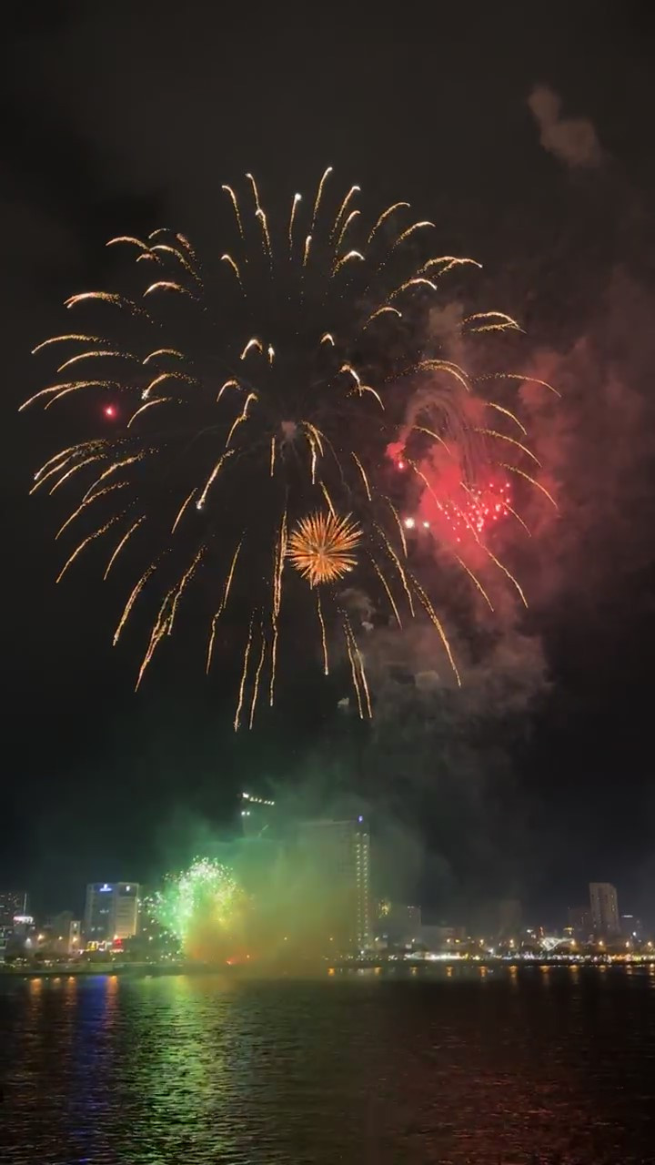 Tại Đà Nẵng, năm nay thành phố này bắn pháo hoa tại 3 điểm, gồm: điểm 1 tại đường Bạch Đằng; điểm 2 tại khu vực trước Trung tâm Hành chính quận Liên Chiểu và điểm 3 tại khu Trung tâm Hành chính huyện Hòa Vang. Các màn bắn pháo hoa đón giao thừa ở Đà Nẵng kéo dài trong khoảng 15 phút.