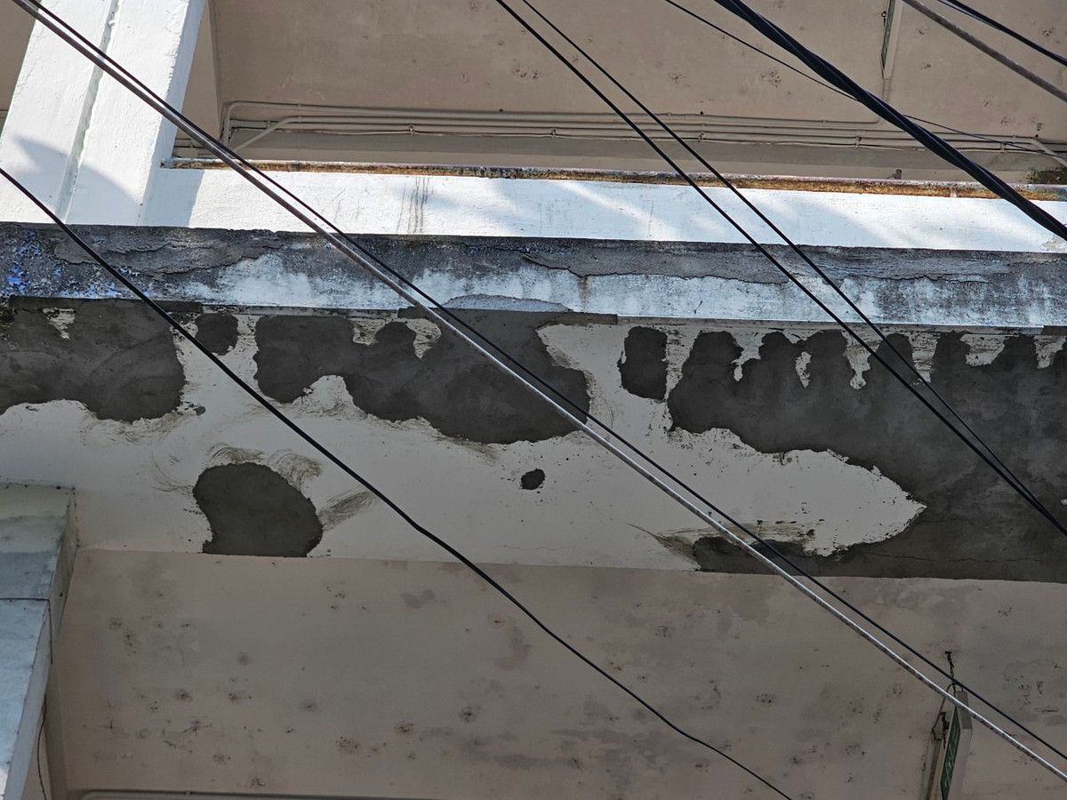 ...và được "vá chằng vá đụp" theo kiểu tạm bợ.