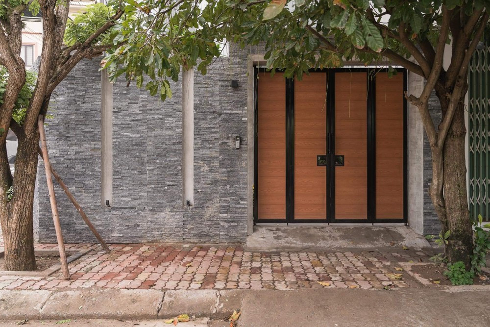 Phía bên ngoài ngôi nhà kín đáo