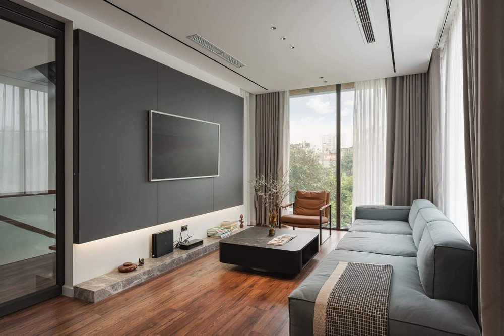 Ánh sáng tự nhiên được phân bổ khắp không gian và có thể được điều tiết bằng rèm hai lớp. 