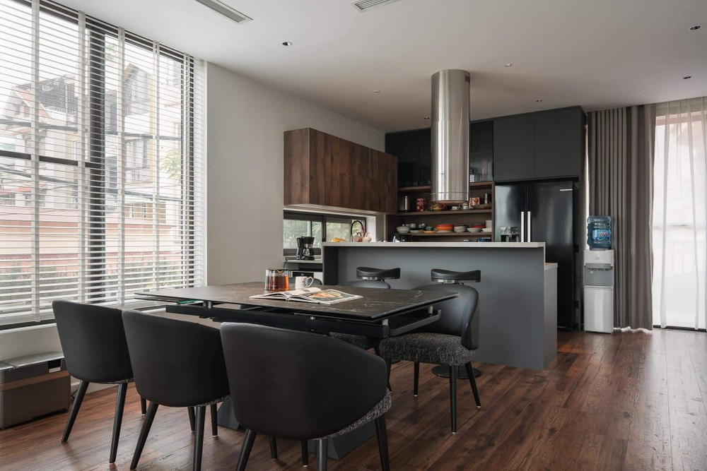 Bố cục của ngôi nhà được bố trí các khu công cộng như sân vườn, tiểu cảnh, gara, phòng khách, bếp ăn ở tầng một và hai, khu vực riêng tư trên tầng 3 và 4. 