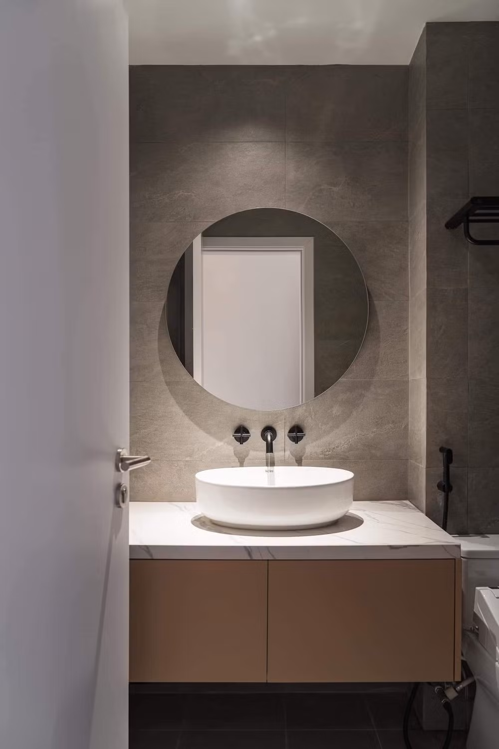 Nội thất trong nhà đầy đủ và tiện nghi, được thiết kế với phong cách hiện đại, tạo cảm giác sang trọng và sạch sẽ. 