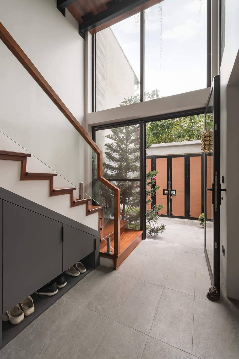 Thiết kế hiện đại và thông minh tận dụng gầm cầu thang làm nơi lưu trữ đồ đạc và giày dép 