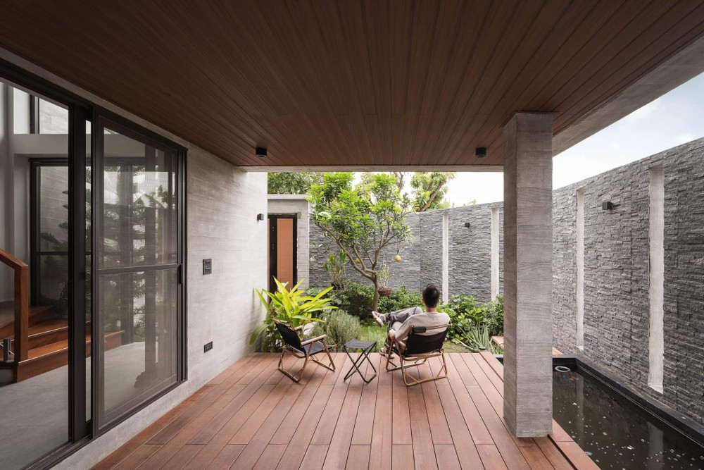 Phần hiên hóng mát mở ra vườn trước là nơi gia chủ nghỉ ngơi thư giãn, tại đây cả gia đình có thể tụ họp, cùng nhau ăn uống, trò chuyện. 